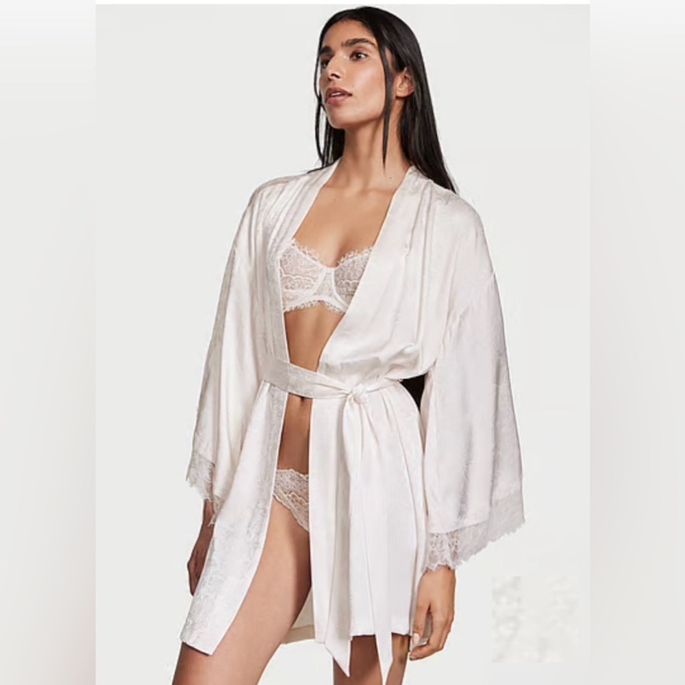 Victoria's Secret Luxe Satin Jacquard Lace Inset Robe Size M/L - NWT